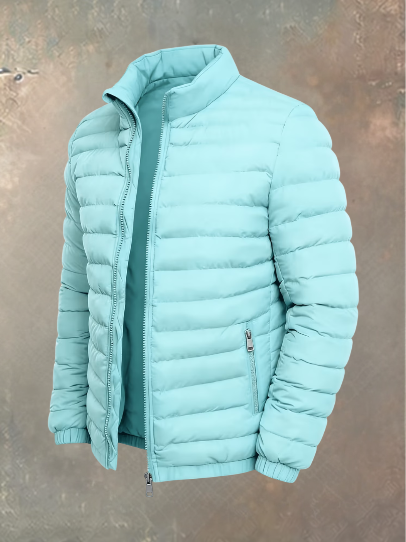Hellblaue türkisfarbene Steppjacke mit Stehkragen, offenem Reißverschluss und Reißverschlusstasche, seitlich fotografiert 4