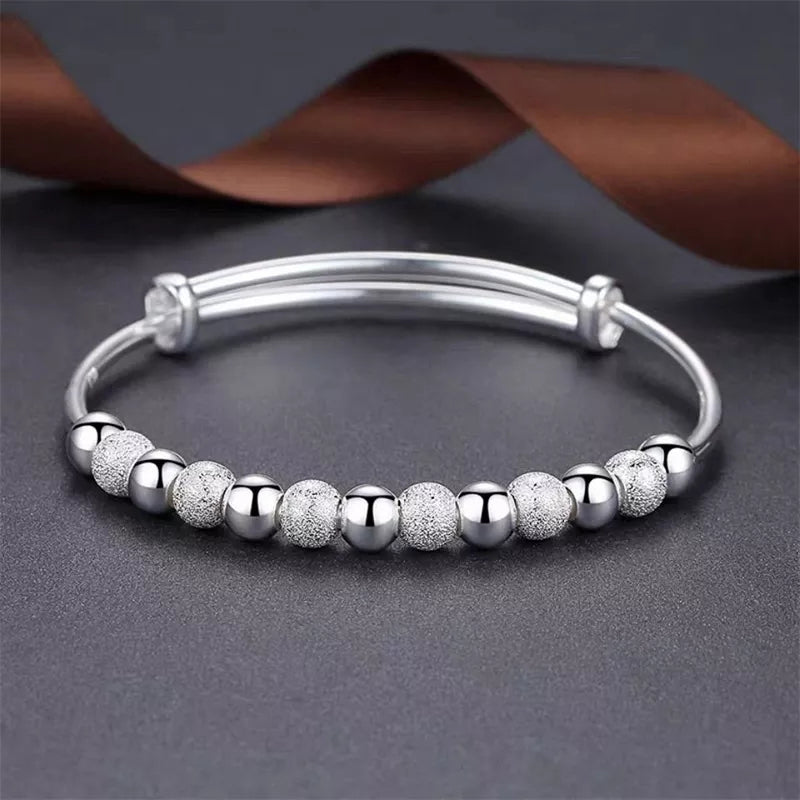 Silberarmband mit glänzenden und matten Kugeln, elegantes Schmuckdesign, Damenaccessoire.
