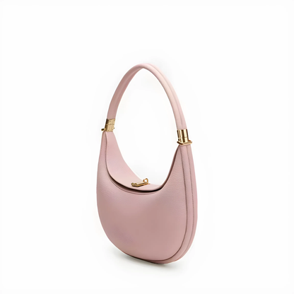 Rosa Lederhandtasche, halbmondförmig, mit goldenen Details, elegantes Design, vielseitig einsetzbar.