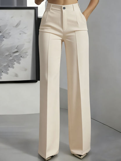 Frontansicht der weit geschnittenen Hose in Creme, getragen mit Hand in der Tasche, mit hohem Bund und Knopf 5