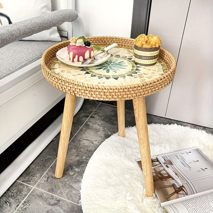 Runder Beistelltisch aus Holz mit Mosaikplatte, dekoriert mit Kuchen und Popcorn, auf Teppich.
