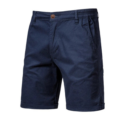 Blaue Shorts in der Vorderansicht mit braunem Knopf, Seitentasche, seitlichem Gummizug und umgeschlagenem Beinsaum. 10