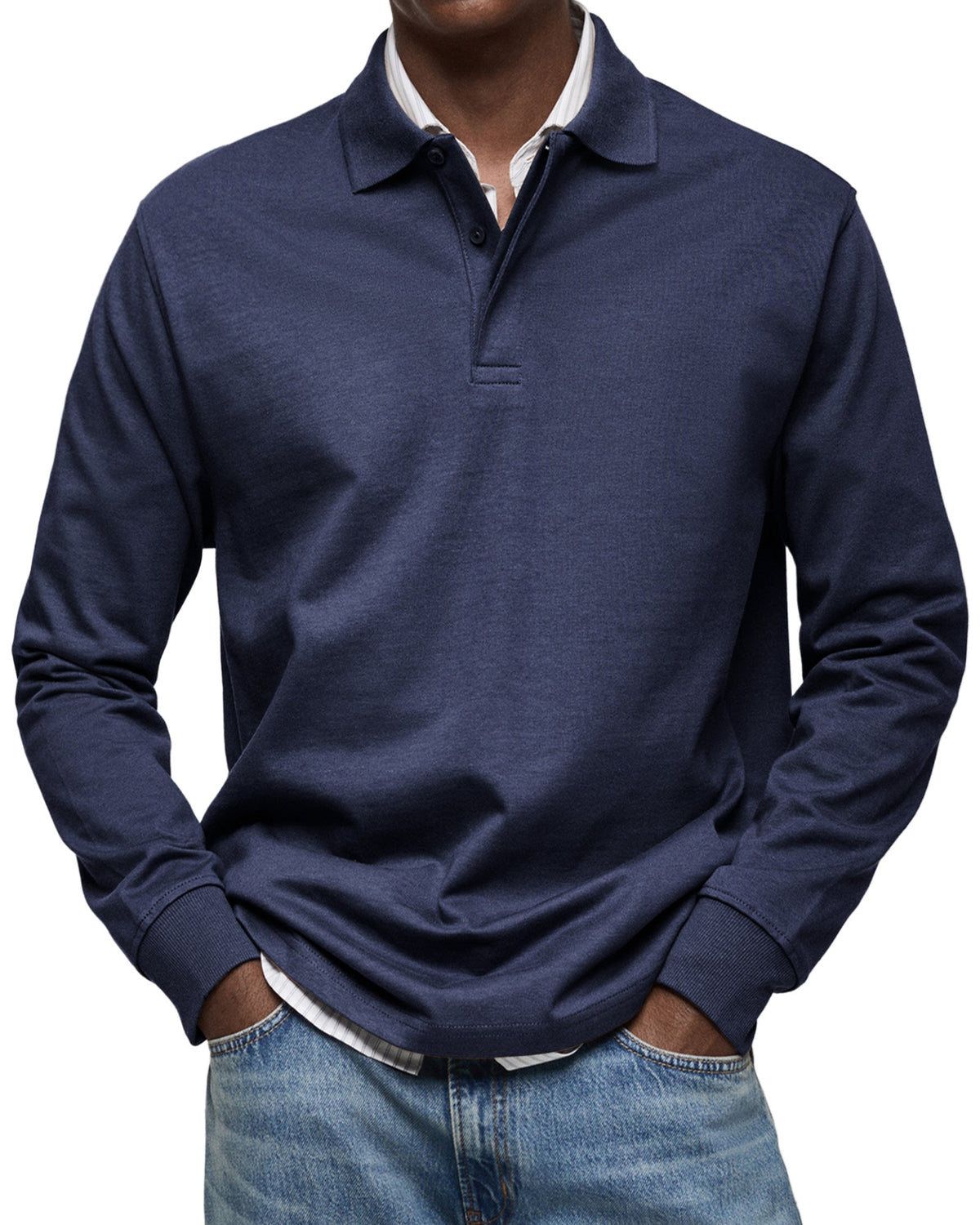 Frontansicht des Langarm-Poloshirts in dunklem Marineblau am Model mit Rippbündchen, Knopfleiste und gestreiftem Hemd darunter. 3
