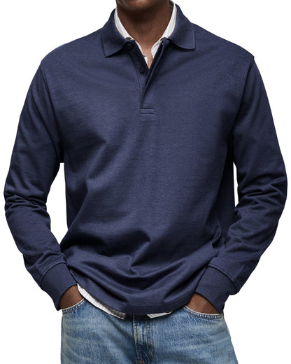 Frontansicht des Langarm-Poloshirts in dunklem Marineblau am Model mit Rippbündchen, Knopfleiste und gestreiftem Hemd darunter. 3