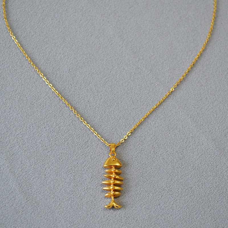 Goldene Fischgräten-Halskette, elegantes Schmuckstück, modisches Accessoire, Damenmode.