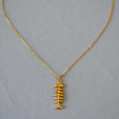 Goldene Fischgräten-Halskette, elegantes Schmuckstück, modisches Accessoire, Damenmode.