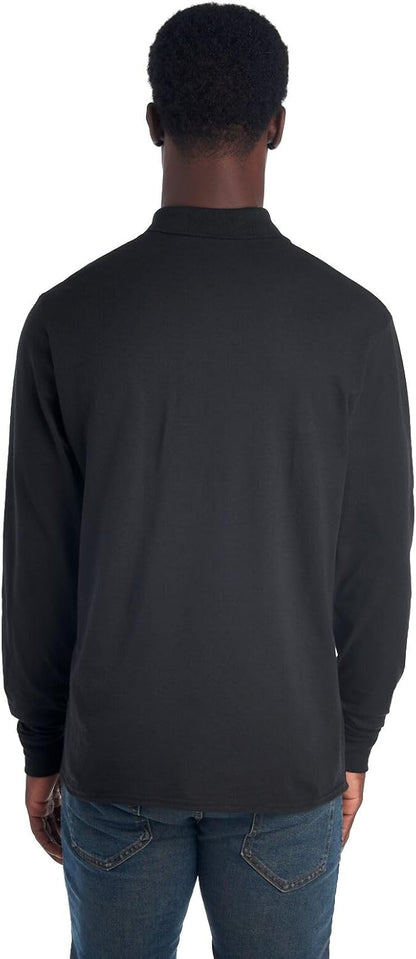 Mann in schwarzem Langarmshirt und blauer Jeans von hinten, Freizeitkleidung, Herrenmode.