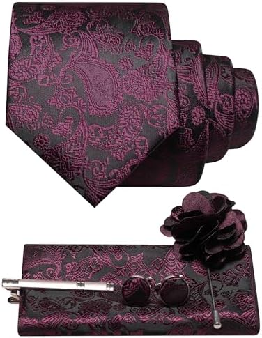 Set in Aubergine auf Schwarz mit Krawatte, Einstecktuch, Manschettenknöpfen, Krawattenclip und dunkler Blütenbrosche im Paisleymuster. 27
