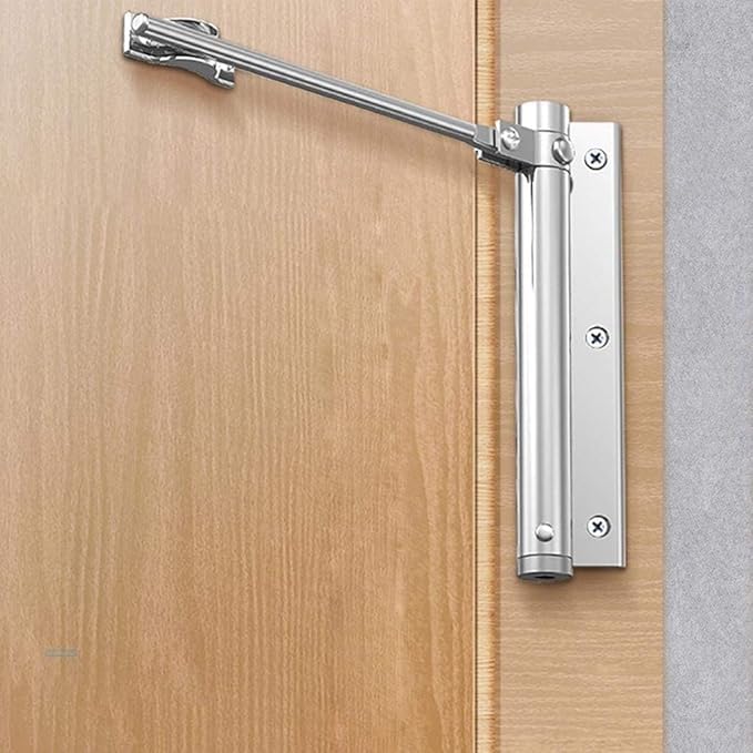 Silberner Türschließer mit Gelenkarm an einer Holztür, seitlich auf den Türrahmen montiert 2