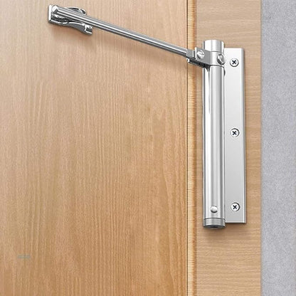Silberner Türschließer mit Gelenkarm an einer Holztür, seitlich auf den Türrahmen montiert 2