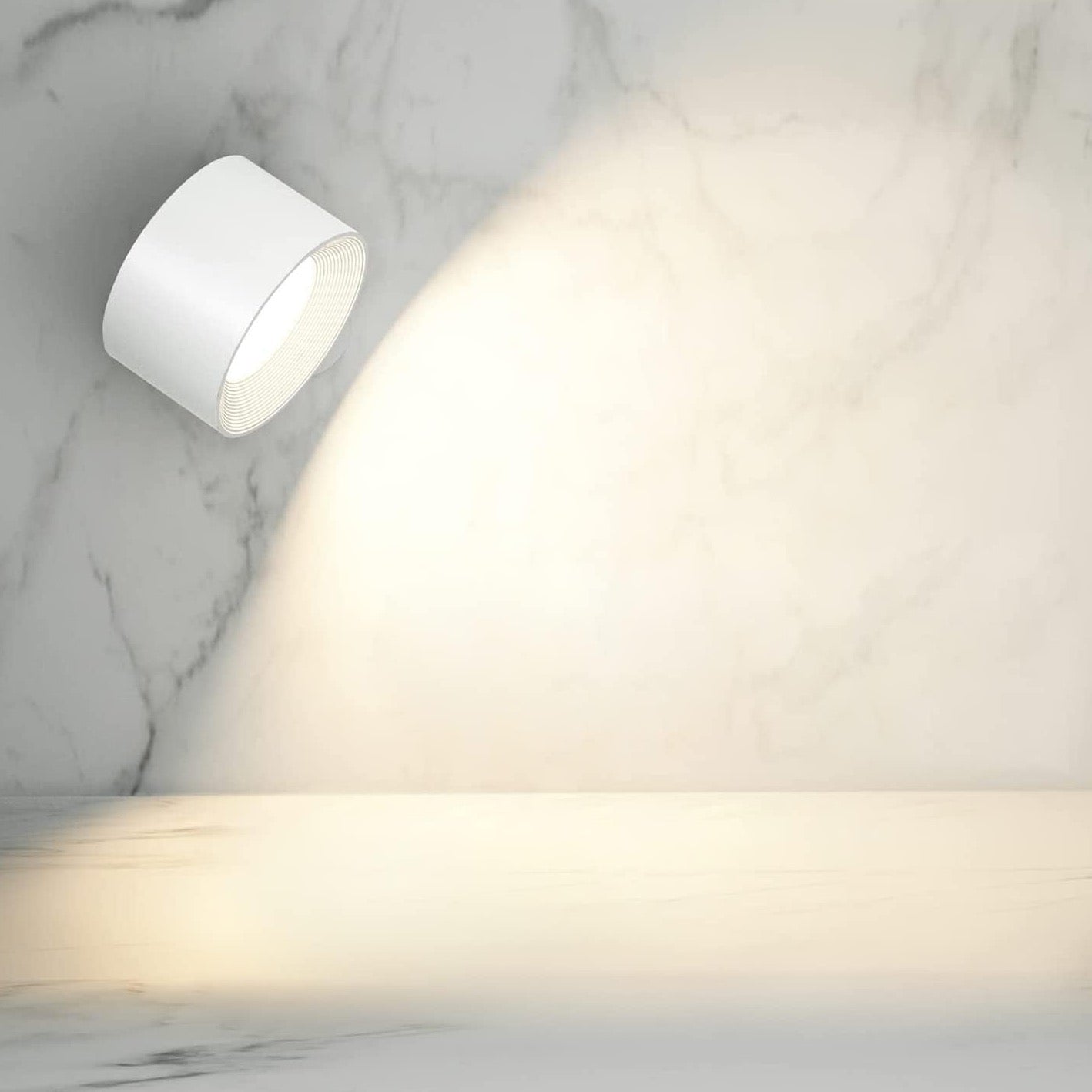 Weiße LED-Wandleuchte auf Marmorwand, modernes Design, Innenbeleuchtung.