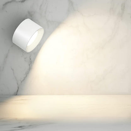 Weiße LED-Wandleuchte auf Marmorwand, modernes Design, Innenbeleuchtung.