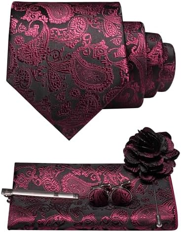 Set in Weinrot auf Schwarz mit Krawatte, Einstecktuch, Manschettenknöpfen, Krawattenclip und Blütenbrosche im Paisleymuster. 35