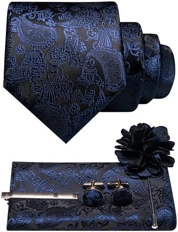 Set in Nachtblau und Schwarz mit Krawatte, Einstecktuch, Manschettenknöpfen, Krawattenclip und Blütenbrosche im Paisleymuster. 23