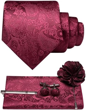 Set im Paisleymuster in Burgunderrot: Krawatte, Einstecktuch, Manschettenknöpfe, Krawattenclip und Blumenbrosche mit Nadel, übersichtlich arrangiert. 1