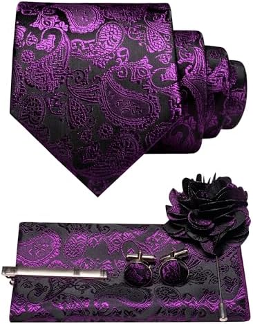 Set in leuchtendem Violett auf Schwarz mit Krawatte, Einstecktuch, Manschettenknöpfen, Krawattenclip und schwarzer Blütenbrosche. 28