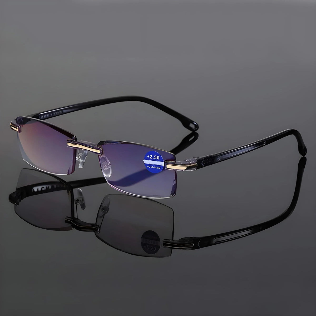 Lesebrille mit schwarzen Bügeln und goldfarbenen Akzenten auf glänzender dunkler Fläche, mit Spiegelung der Gläser darunter. 6