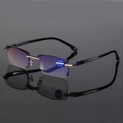 Lesebrille mit schwarzen Bügeln und goldfarbenen Akzenten auf glänzender dunkler Fläche, mit Spiegelung der Gläser darunter. 6