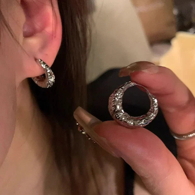 Silberne Creolen-Ohrringe, glänzend, modisch, für Damen, Nahaufnahme, Schmuckaccessoire.