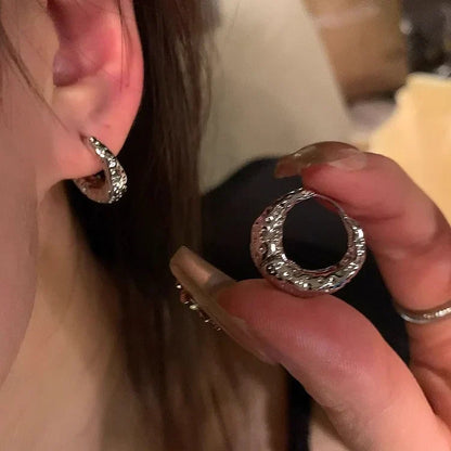 Silberne Creolen-Ohrringe, glänzend, modisch, für Damen, Nahaufnahme, Schmuckaccessoire.