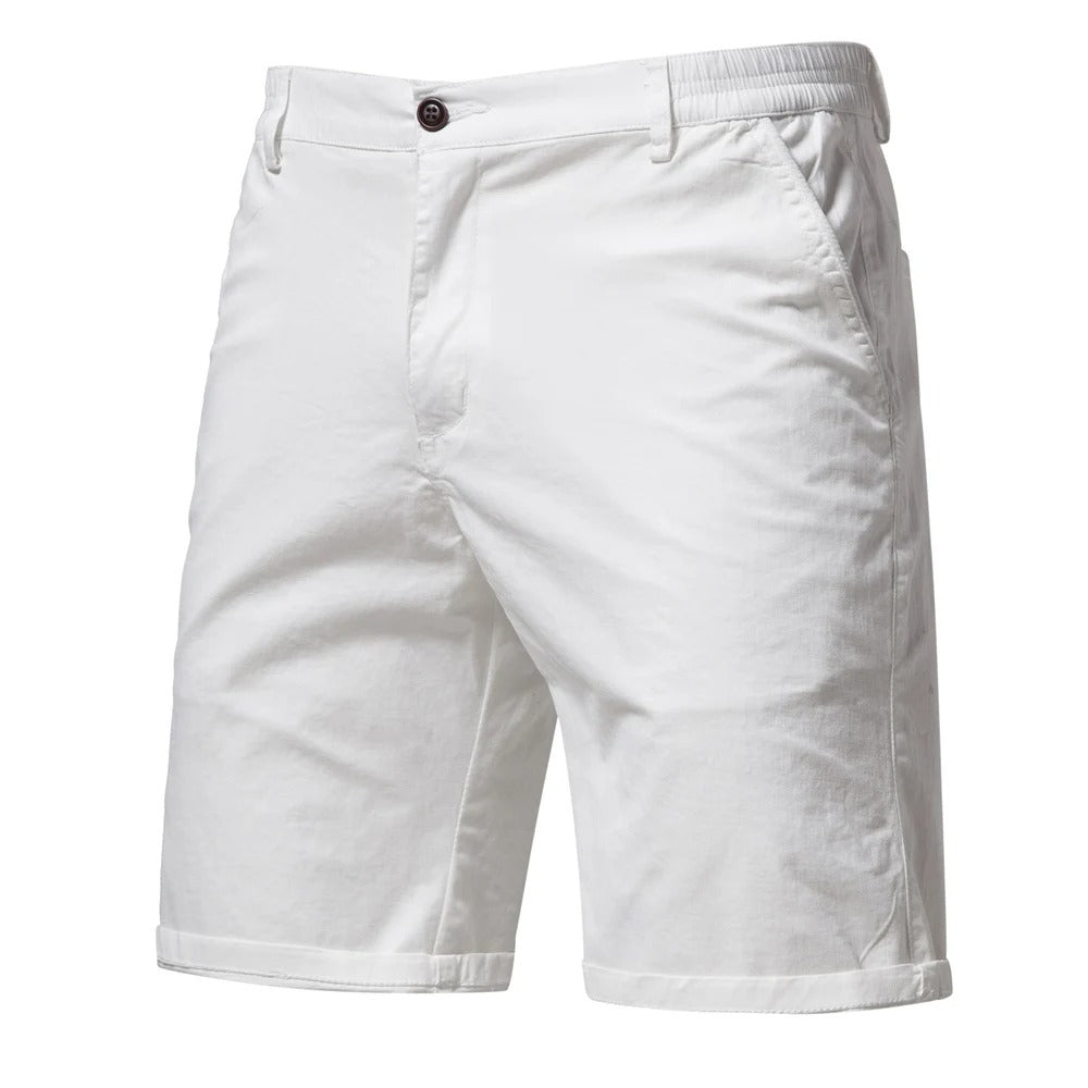 Weiße Shorts in der Vorderansicht mit Knopf, Eingrifftasche, Gummizug seitlich am Bund und umgeschlagenem Saum. 9