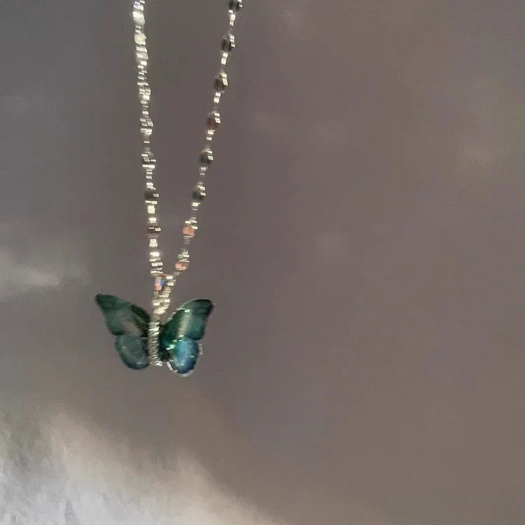 Grüne Schmetterlingskette, zartes Design, Damenmode, eleganter Schmuck, Silberkette.