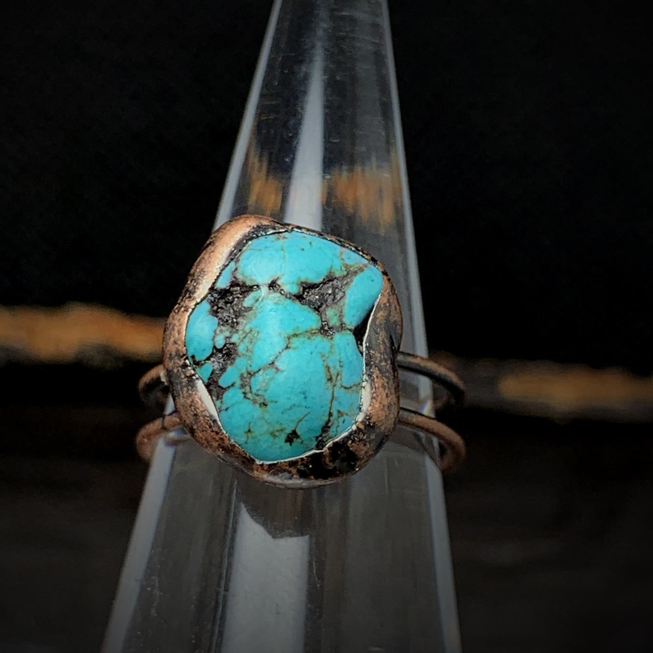 Turkis-Ring mit unregelmäßigem Stein, Vintage-Design, Kupferfassung, handgefertigter Schmuck.