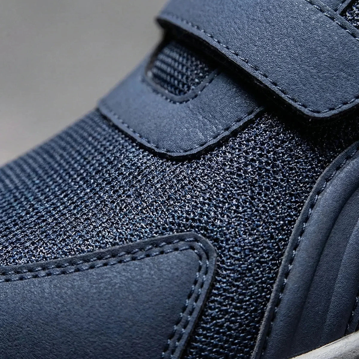 Nahaufnahme des blauen Netzmaterials mit Klettriemen und sauberen Nähten am Schuh 10