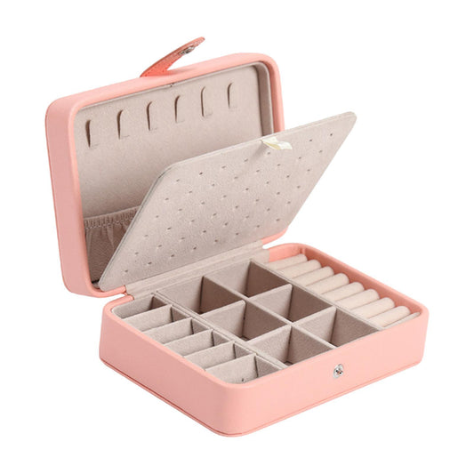 Rosa Schmuckkästchen aus Leder mit Fächern für Ringe und Ohrringe, tragbar, elegant.