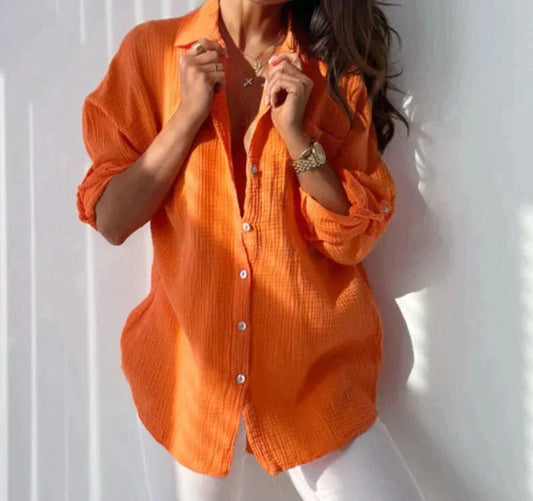 Frau in orangefarbener Leinenbluse, lässig geknöpft, modisch, Sommerkleidung, Damenmode.