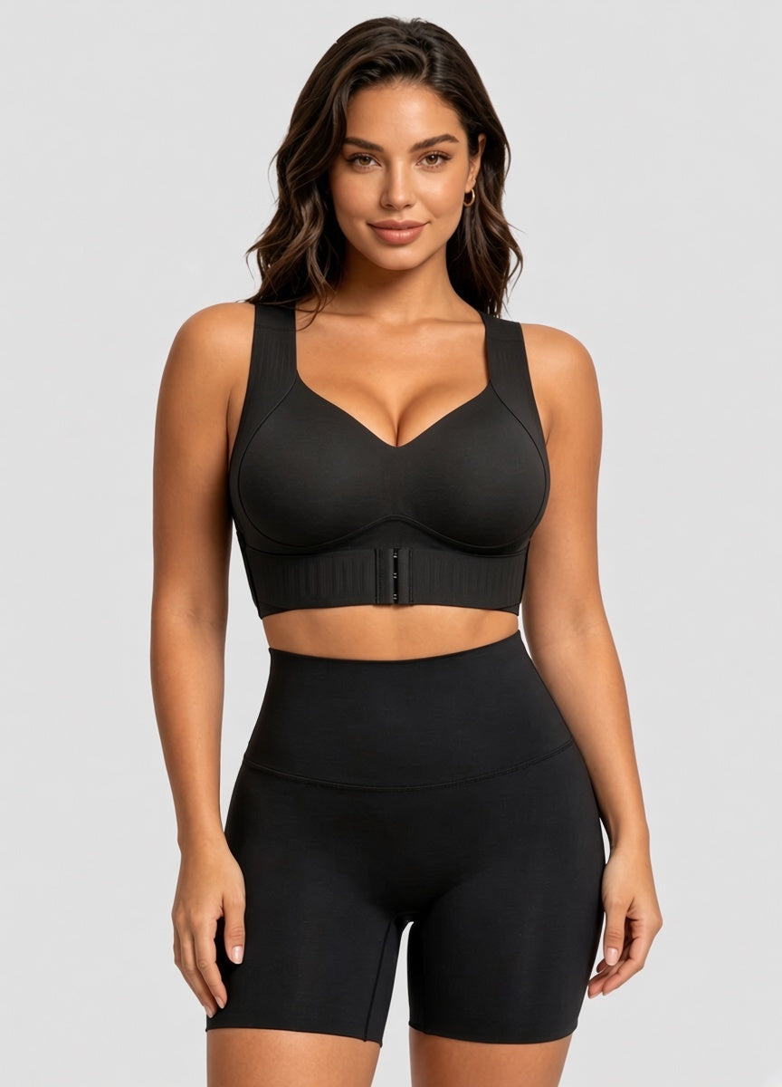 Frontansicht des schwarzen BHs am Model mit V-Ausschnitt, breiten Trägern und Haken-Verschluss vorn, dazu schwarze hohe Shorts. 13