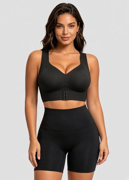 Frontansicht des schwarzen BHs am Model mit V-Ausschnitt, breiten Trägern und Haken-Verschluss vorn, dazu schwarze hohe Shorts. 13