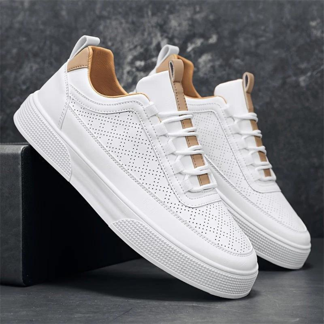 Weiße Sneaker aus Leder mit perforiertem Design, ideal für Herrenmode und Freizeitkleidung.