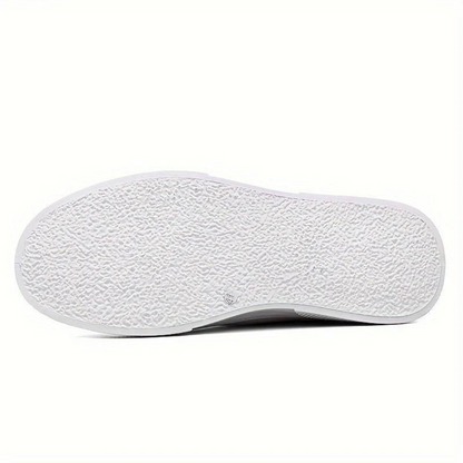Weiße Gummisohle eines Sneakers, strukturiertes Profil, rutschfest, für Sport und Freizeit.