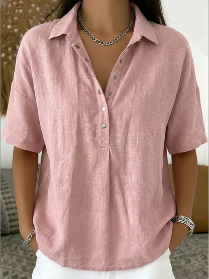Bluse in Altrosa am Model, Nahaufnahme von Kragen, Knopfleiste und der Kreuznaht am Ausschnitt 5