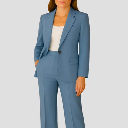 Frau im Anzug in Taubenblau mit weißem Top und geschlossenem Einknopf-Blazer 5