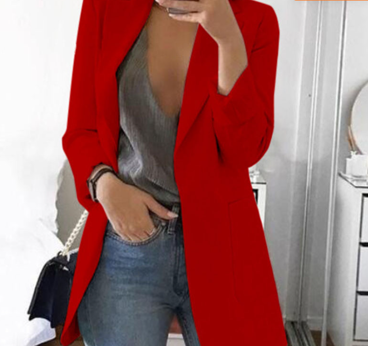 Frau in rotem Blazer, grauem Top und blauer Jeans, modisch, elegant, Freizeitkleidung.