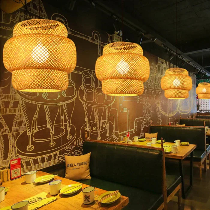 Rattan-Hängelampe im Restaurant, warmes Licht, moderne Inneneinrichtung, Essbereich.