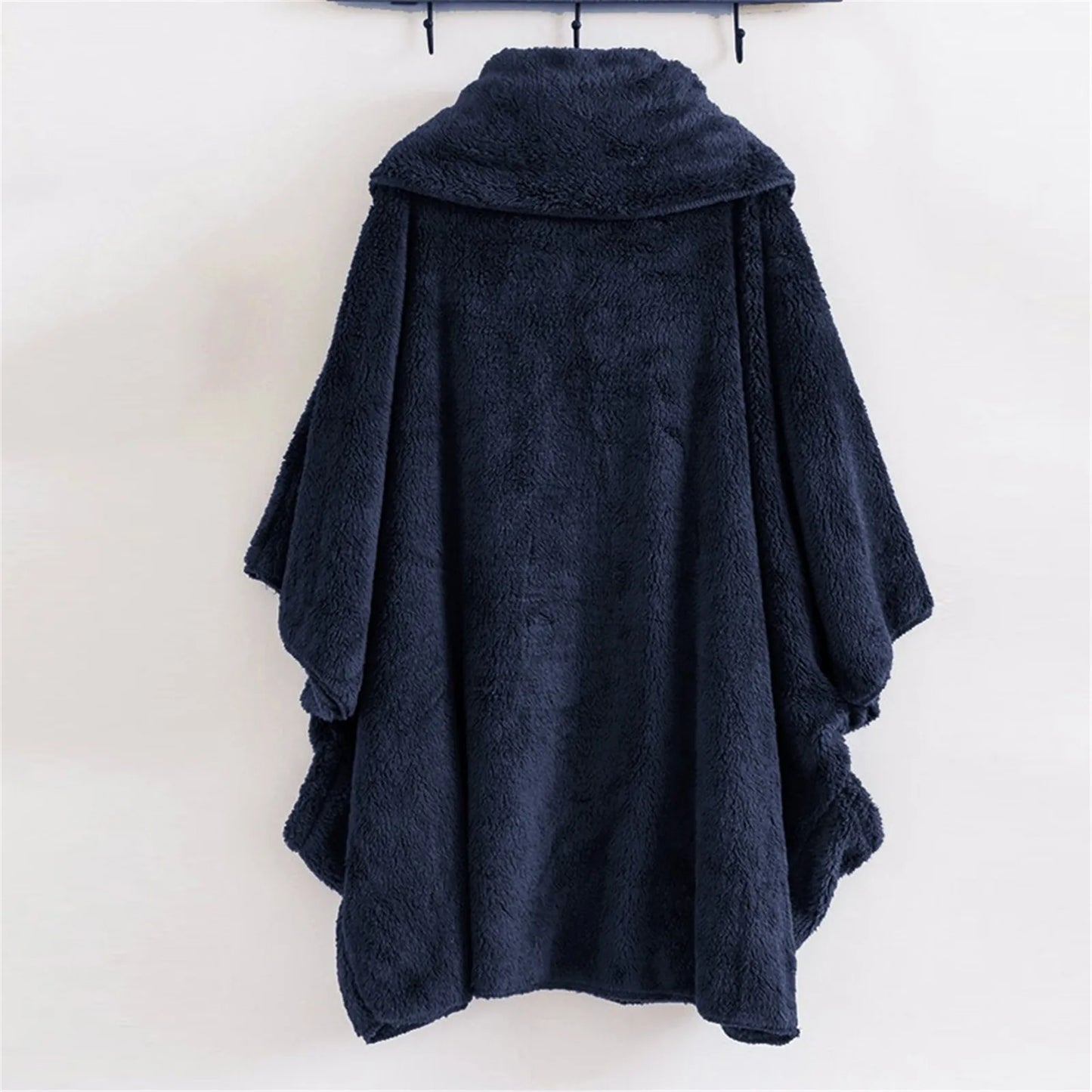 Dunkelblauer Fleece-Poncho, kuschelig, warm, ideal für kalte Tage, modisch und bequem.