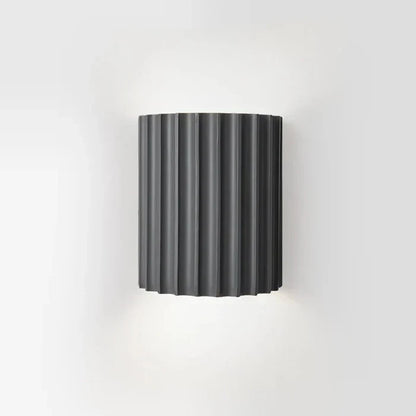 Schwarze Wandleuchte aus Metall, geripptes Design, moderne Innenbeleuchtung, energiesparend.