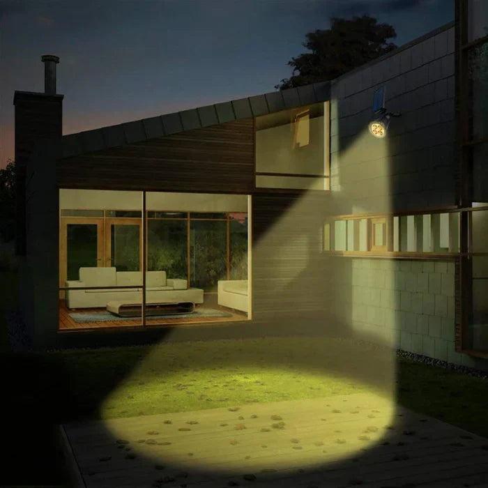 Moderne Außenbeleuchtung beleuchtet Terrasse, energieeffizient, LED-Strahler, Nachtansicht.