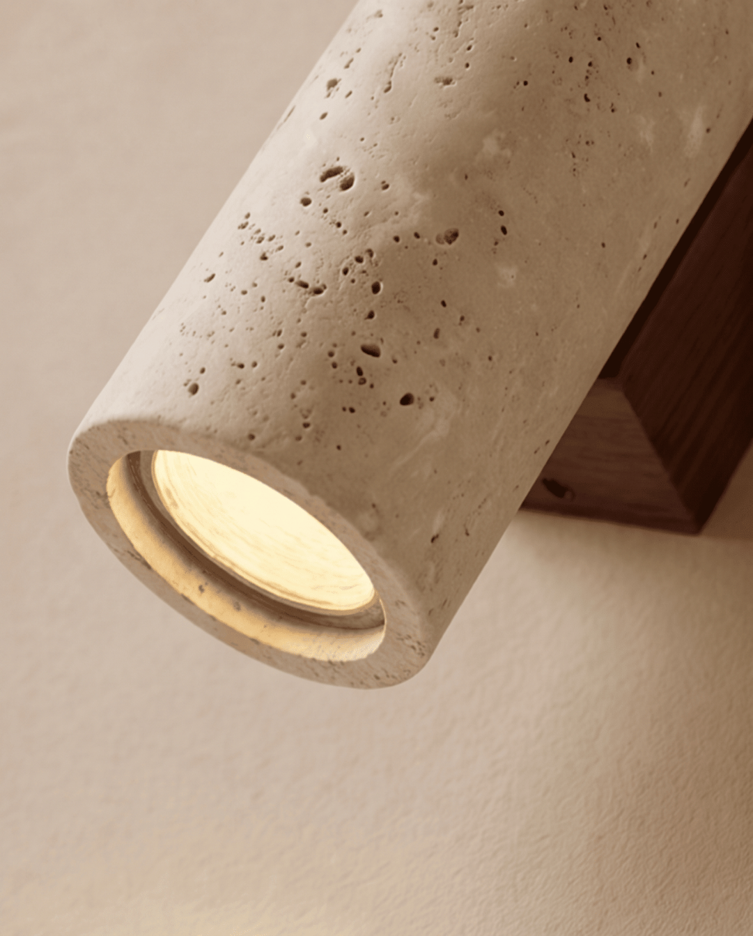 Detailaufnahme der unteren Lichtöffnung des Steinzylinders mit Blick auf die Holzhalterung 5