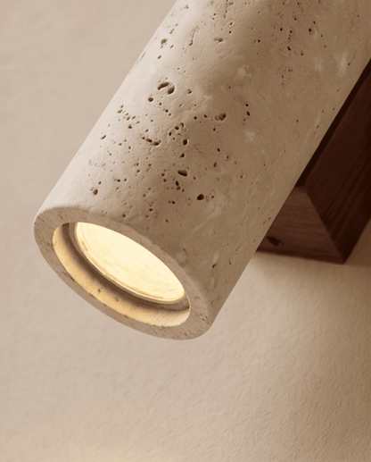 Detailaufnahme der unteren Lichtöffnung des Steinzylinders mit Blick auf die Holzhalterung 5