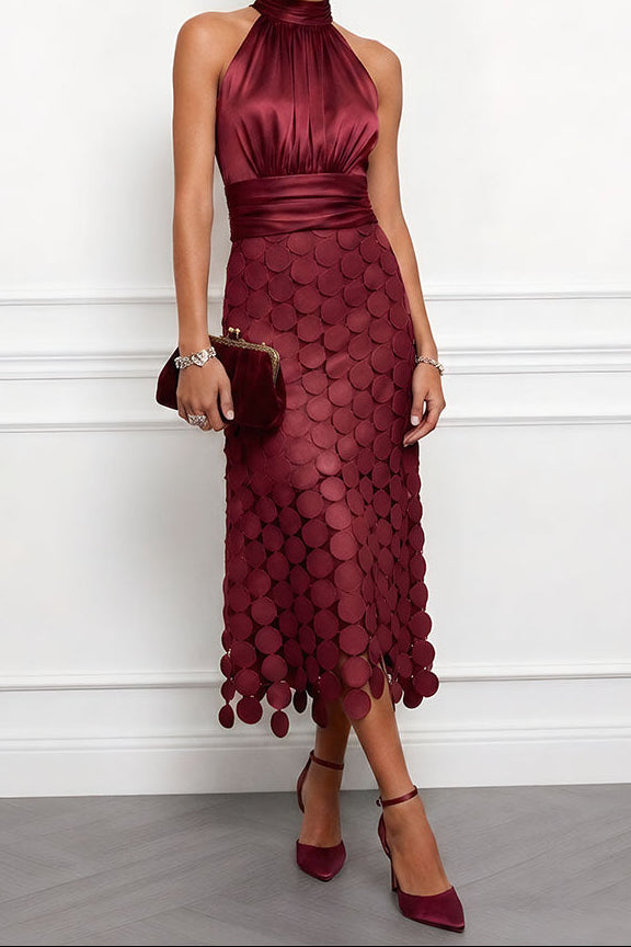 Dasselbe Kleid in Weinrot, kombiniert mit einer kleinen weinroten Clutch mit goldenem Bügel und weinroten Pumps. 5