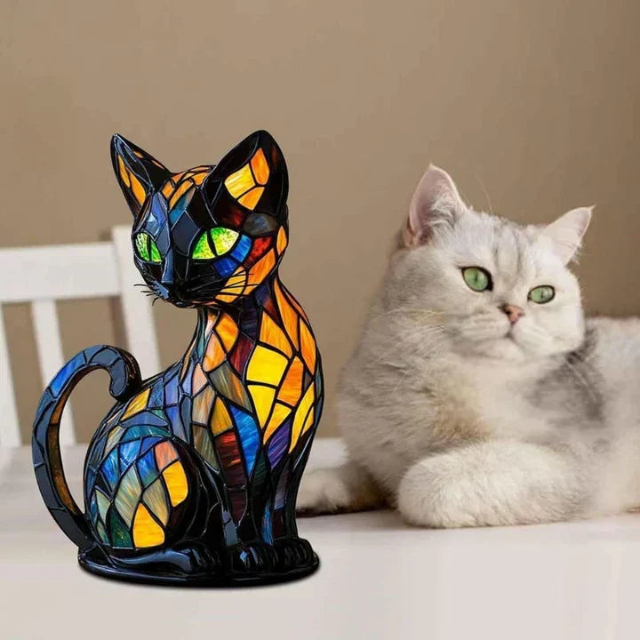 Katzenlampe neben einer echten grauen Katze mit grünen Augen auf einer hellen Fläche 6