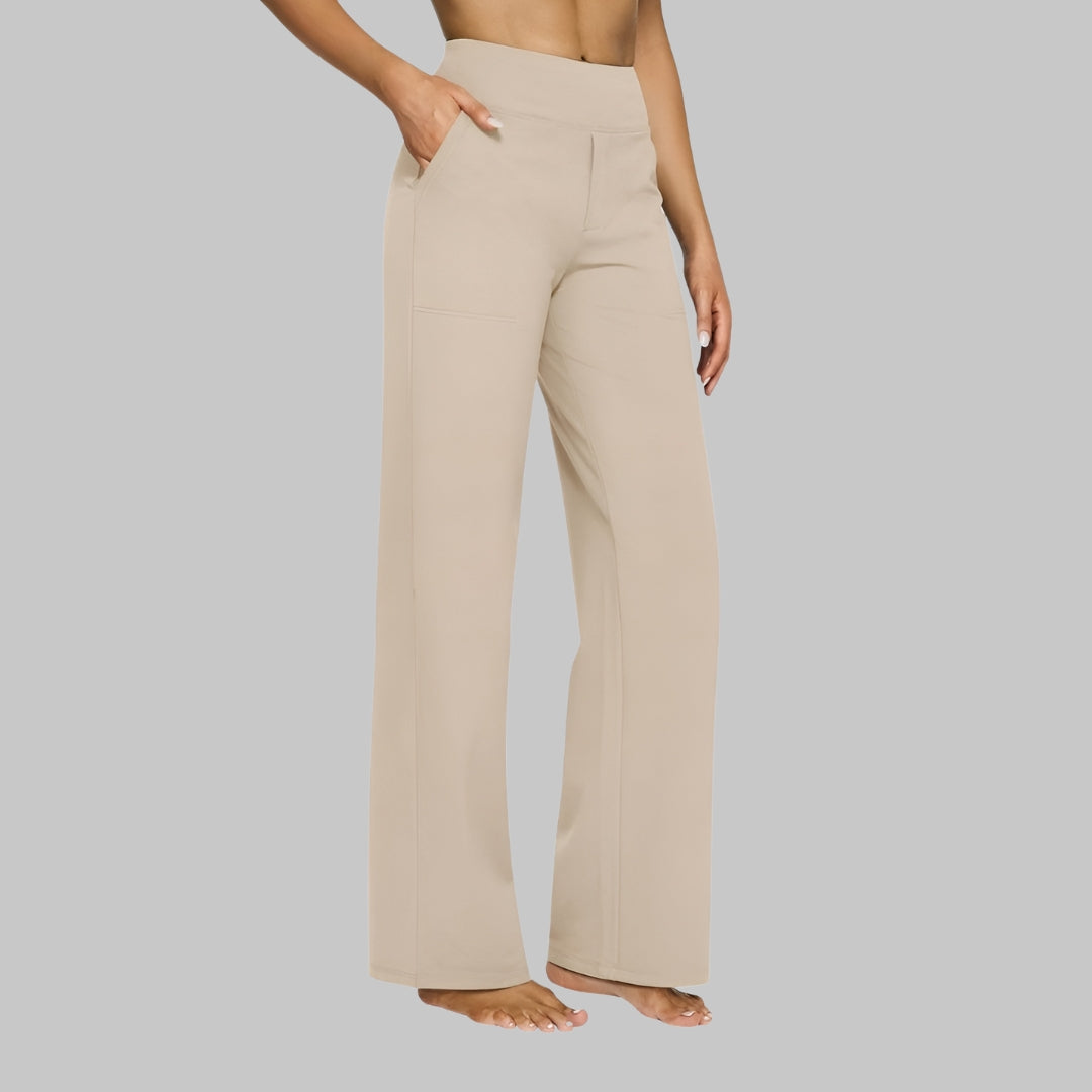 Seitenansicht der geraden Hose in hellem Beige an einer Frau, eine Hand in der Seitentasche. 7