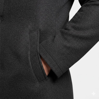 Detailaufnahme der Seitentasche mit Hand darin und meliertem dunklem Mantelstoff 8