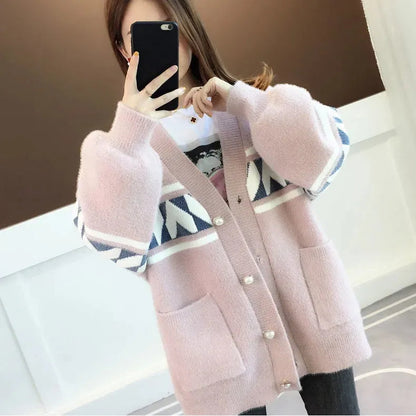 Frau in rosa Strickjacke mit geometrischem Muster, Selfie, Mode, Winterkleidung, gemütlich.
