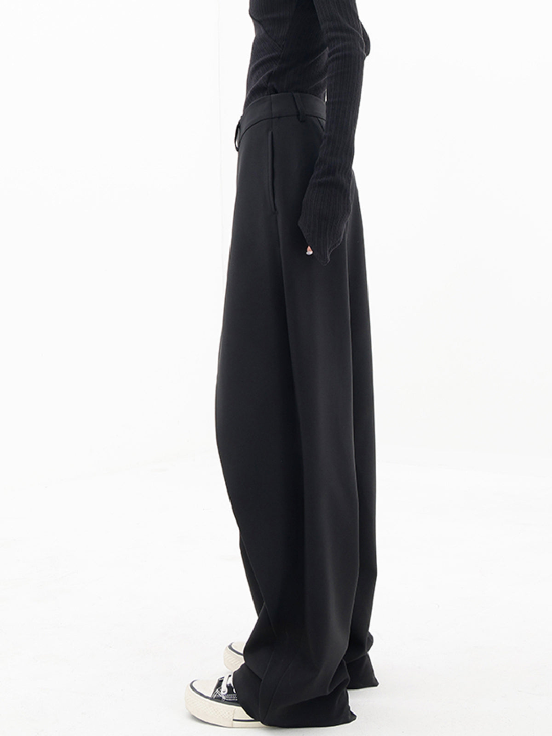 Schwarze weite Hose Damen, elegant, aus Baumwolle, seitliche Ansicht, modisch, bequem.