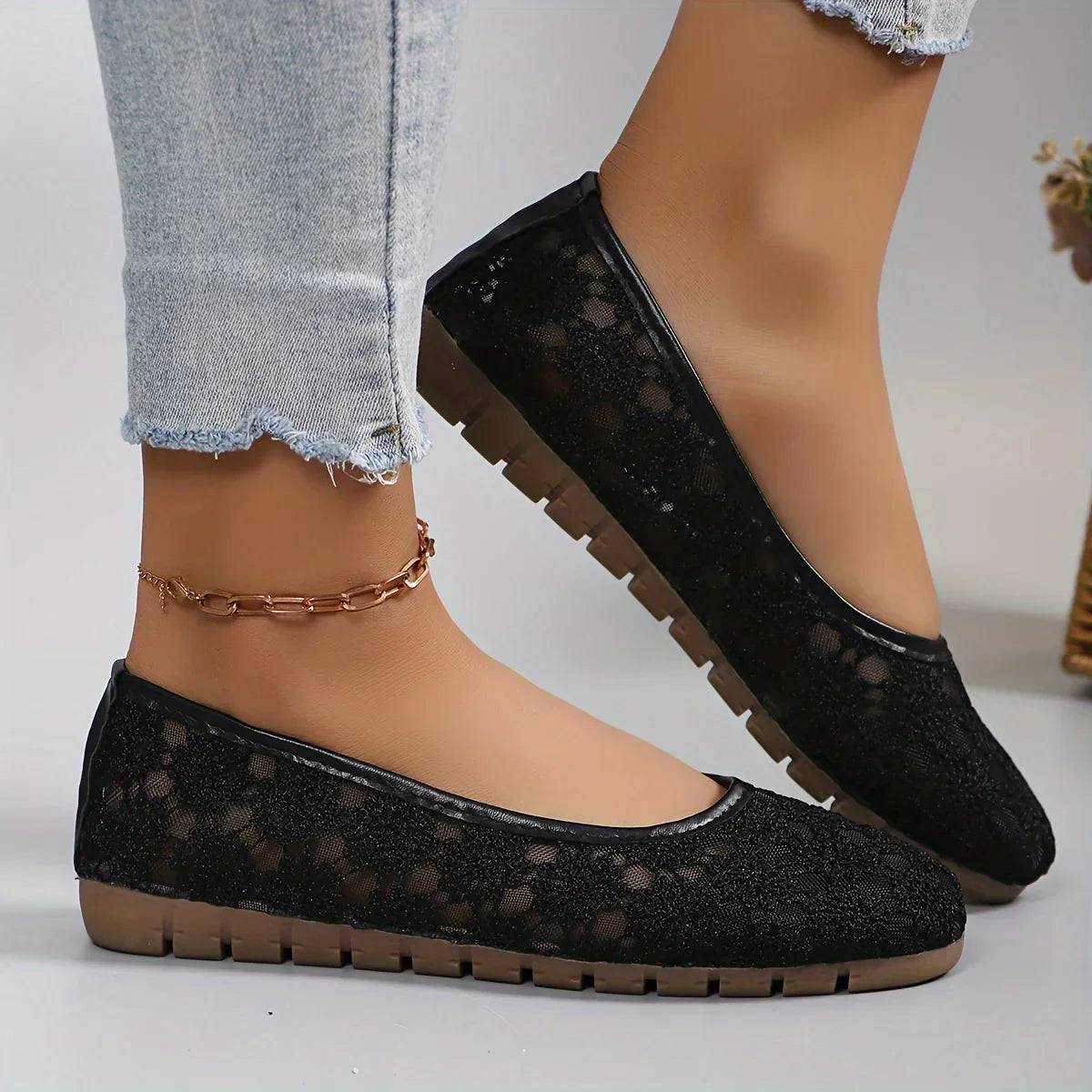 Schwarze Damen-Ballerinas aus Spitze, flache Sohle, modisch, bequem, ideal für Freizeitkleidung.